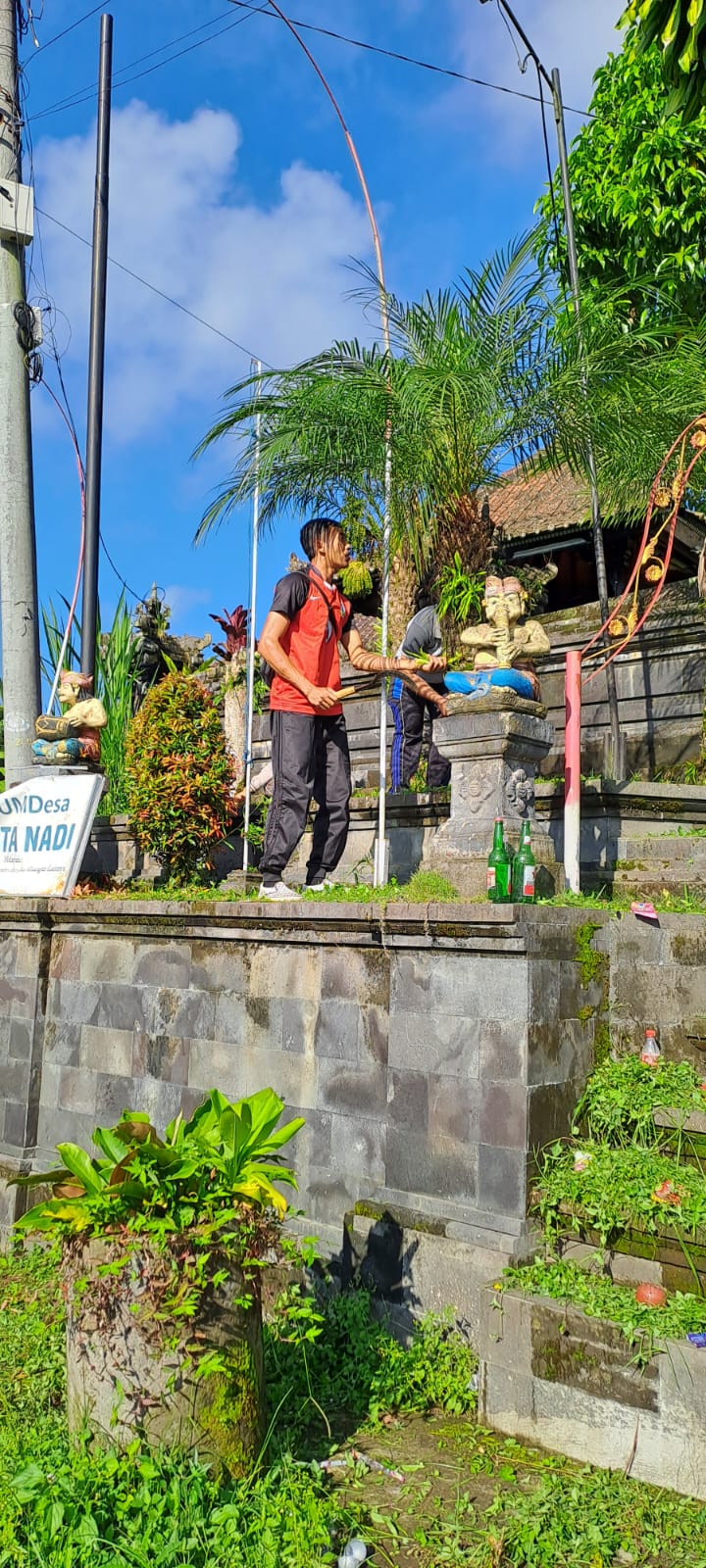 Jumat Bersih di lingkungan Kantor Desa 